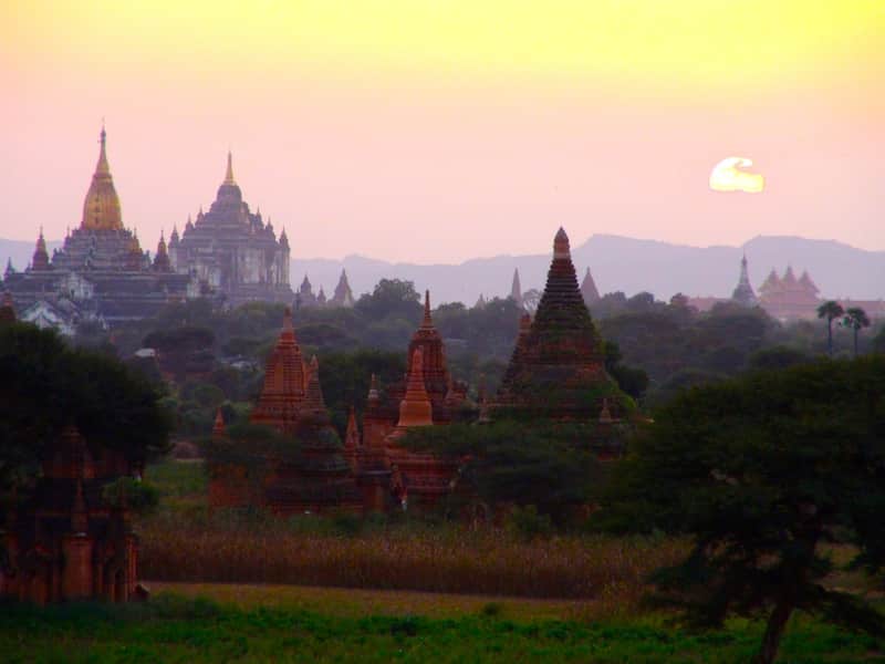 coucher de soleil vallee des 2000 temples bagan birmanie