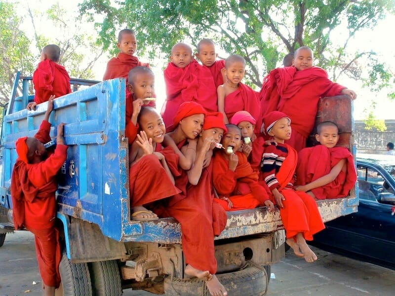 enfants moines bagan birmanie