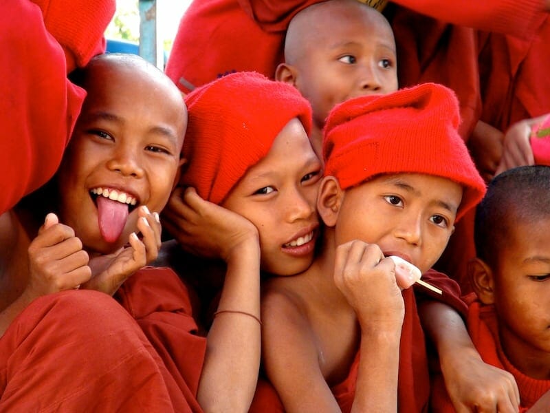 gros plan enfants moines bagan birmanie