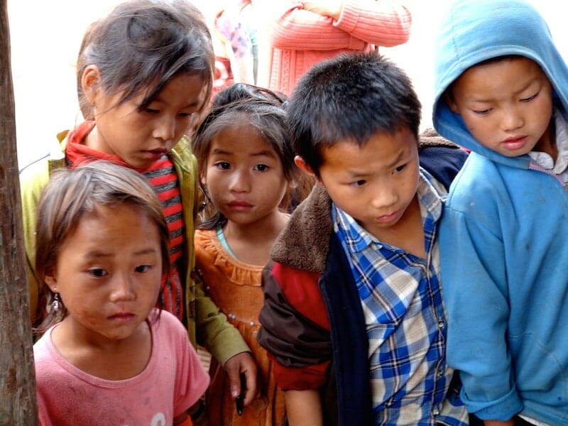 fille regarde thakhek laos
