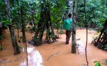 Alex les pieds dans la boue parc national de Madidi Bolivie