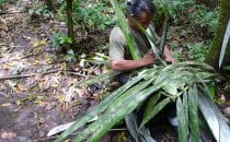chino construit un sac parc national de Madidi Bolivie