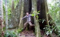 alex au pied d'un arbre géant parc national de Madidi Bolivie