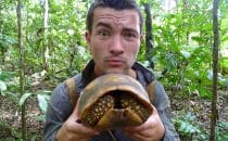 alex tente de sauver la tortue parc national de Madidi Bolivie